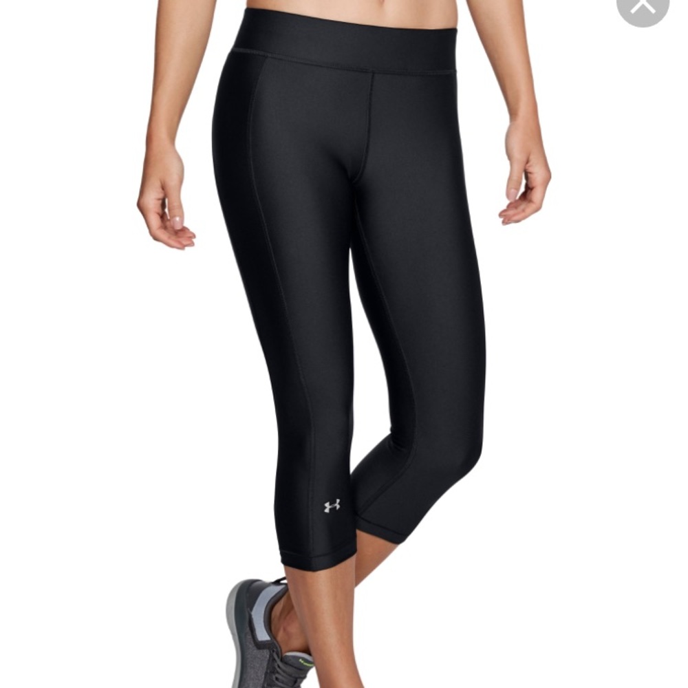 🍩 Under Armour Cropped Black Leggings